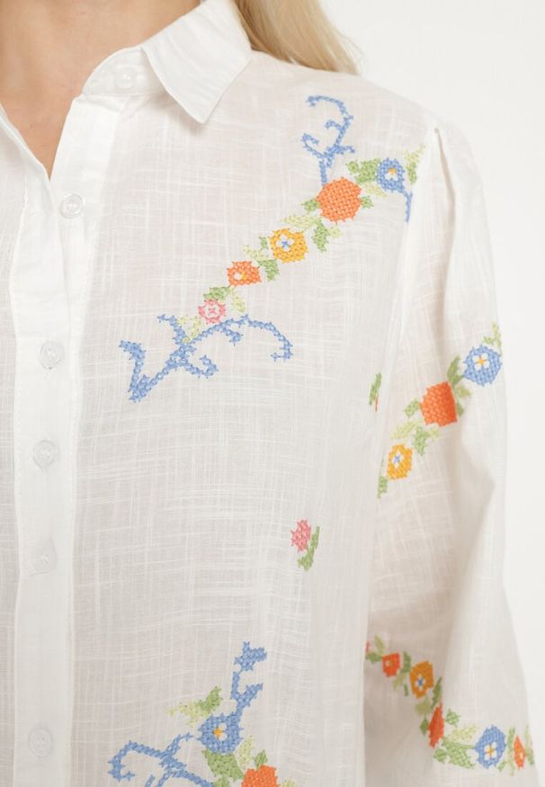 Born2be - Biała Koszula z Bawełny Ozdobiona Haftem i Regulowanymi Rękawami Dolissa. Okazja: na co dzień. Kolor: biały. Materiał: bawełna. Wzór: aplikacja, haft. Styl: casual