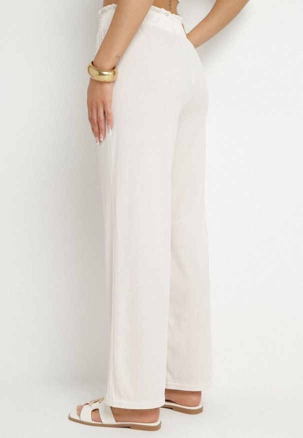 Born2be - Jasnobeżowe Spodnie Paper Bag z Gumką w Talii i Wysokim Stanem Lunavia. Okazja: na co dzień. Stan: podwyższony. Kolor: beżowy. Styl: elegancki, casual