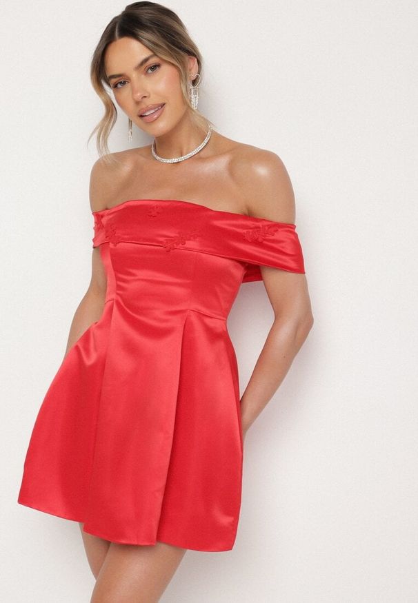 Born2be - Czerwona Satynowa Sukienka Hiszpanka Vices z Kwiatowymi Aplikacjami Fennalisa. Okazja: na ślub cywilny, na imprezę, na wesele. Typ kołnierza: dekolt hiszpanka. Kolor: czerwony. Materiał: satyna. Wzór: aplikacja, kwiaty. Sezon: lato