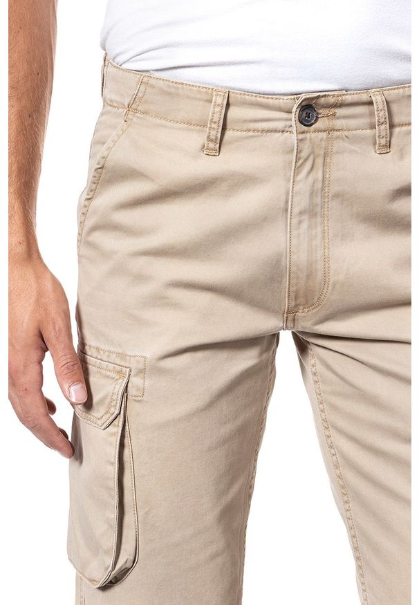 Wrangler - SPODENKI MĘSKIE WRANGLER CARGO SHORT CORNSTALK W15DKC335 112126788. Materiał: bawełna