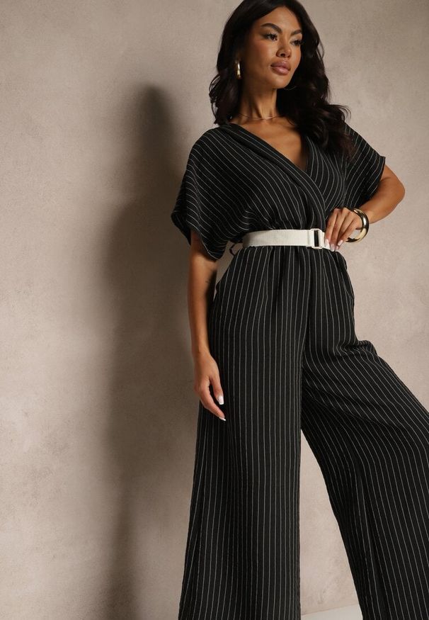 Renee - Czarny Kopertowy Kombinezon z Nietoperzowymi Rękawami i Paskiem Tollamira. Okazja: na co dzień. Kolor: czarny. Styl: elegancki, casual