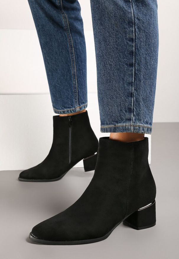 Renee - Czarne Botki na Słupku Ozdobione Metaliczną Aplikacją Deotha. Okazja: na co dzień. Kolor: czarny. Materiał: jeans. Wzór: aplikacja. Obcas: na słupku. Styl: casual, elegancki. Wysokość obcasa: średni