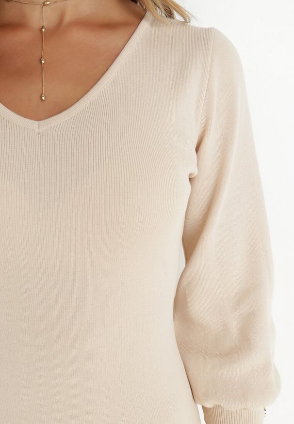 Born2be - Jasnobeżowa Sukienka Dopasowana Dhamasa. Okazja: na co dzień. Kolor: beżowy. Materiał: dzianina. Długość rękawa: długi rękaw. Wzór: gładki, jednolity. Sezon: zima, jesień. Typ sukienki: trapezowe. Styl: klasyczny, casual, elegancki