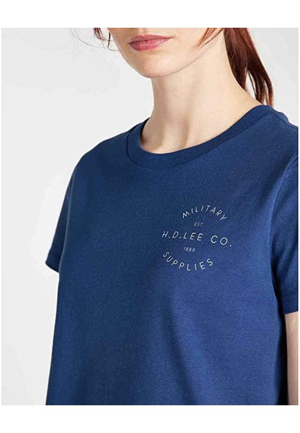 Lee - LEE SEASONAL GRAPHIC TEE DAMSKI T-SHIRT KOSZULKA NADRUK REGULAR FIT WASHED BLUE L41OFELR 112109108. Wzór: nadruk