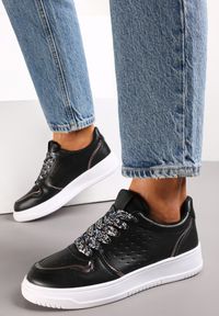 Renee - Czarne Sneakersy z Kolorowymi Sznurówkami i Metalicznymi Wstawkami Lania. Kolor: czarny. Wzór: kolorowy #1