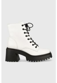 Steve Madden botki skórzane Freeport damskie kolor biały na słupku. Zapięcie: sznurówki. Kolor: biały. Materiał: skóra. Obcas: na słupku. Wysokość obcasa: średni #1