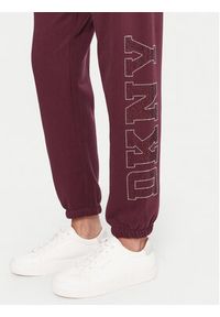 DKNY Sport Spodnie dresowe DP5P3737 Bordowy Regular Fit. Kolor: czerwony. Materiał: syntetyk, bawełna #5