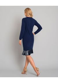CESARE PACIOTTI - Niebieska sukienka z aplikacją. Kolor: niebieski. Materiał: materiał. Długość rękawa: długi rękaw. Wzór: aplikacja. Typ sukienki: dopasowane. Styl: elegancki. Długość: midi #4