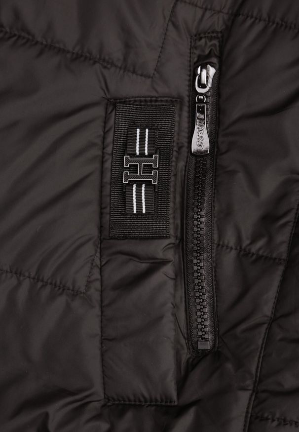 Born2be - Czarna Pikowana Kurtka z Kapturem i Ozdobnymi Suwakami Tulirisa. Okazja: na co dzień. Typ kołnierza: kaptur. Kolekcja: plus size. Kolor: czarny. Materiał: jeans. Styl: casual, sportowy