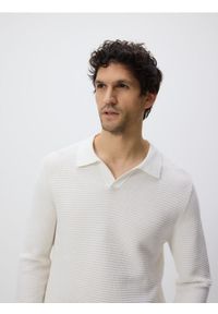 Reserved - Strukturalny sweter polo - biały. Typ kołnierza: polo. Kolor: biały. Materiał: bawełna, dzianina #1
