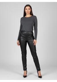 Moda Size Plus Iwanek - Eleganckie czarne spodnie BengaMetallic07 o kroju slim fit PLUS SIZE XXL OVERSIZE JESIEŃ. Okazja: na co dzień, do pracy, na spacer. Kolekcja: plus size. Kolor: czarny. Materiał: poliester, nylon, skóra, tkanina, materiał, elastan. Sezon: jesień. Styl: elegancki #1