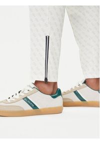 Guess Spodnie dresowe Z2BB05 K7122 Biały Regular Fit. Kolor: biały. Materiał: syntetyk, bawełna #2