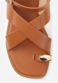 Renee - Jasnobrązowe Sandały z Paskiem na Palec z Metaliczną Aplikacją i Klamerką Ailintra. Okazja: na co dzień. Zapięcie: pasek. Kolor: brązowy. Wzór: aplikacja. Styl: casual, elegancki #6