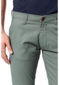 Wrangler - WRANGLER SPODNIE MĘSKIE LARSTON DUSTY OLIVE W18SGJ275. Wzór: moro. Sezon: lato. Styl: militarny, klasyczny #4