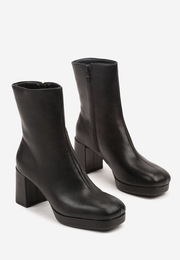 Renee - Czarne Botki Vices na Platformie i Słupku Ozdobione z Kwadratowym Noskiem Faleanna. Okazja: na co dzień. Zapięcie: zamek. Kolor: czarny. Materiał: jeans. Wzór: aplikacja. Obcas: na platformie. Styl: casual