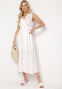 Born2be - Biała Rozkloszowana Sukienka z Wiskozą Kopertowym Dekoltem i Materiałowym Paskiem w Talii Jenvia. Okazja: na spacer. Typ kołnierza: dekolt kopertowy. Kolor: biały. Materiał: wiskoza, materiał. Sezon: lato. Typ sukienki: kopertowe. Styl: klasyczny #1