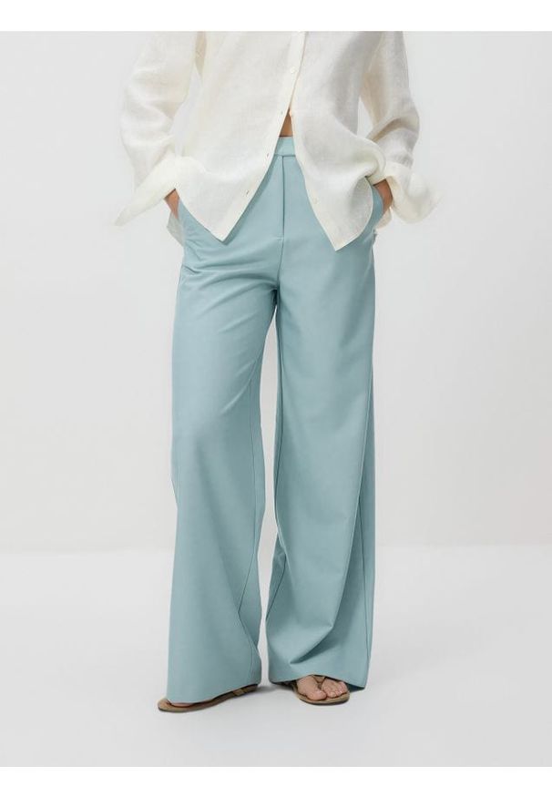Reserved - Spodnie z szerokimi nogawkami - jasnoniebieski. Kolor: niebieski. Materiał: wiskoza, tkanina