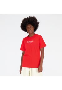 Koszulka damska New Balance WT31551TRD – czerwona. Kolor: czerwony. Materiał: materiał, bawełna. Długość rękawa: krótki rękaw. Długość: krótkie. Wzór: napisy