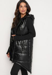 Born2be - Czarna Długa Kamizelka z Kapturem Ozdobiona Imitacją Kieszeni Mavaria. Typ kołnierza: kaptur. Kolor: czarny. Materiał: jeans. Długość: długie. Wzór: aplikacja. Sezon: wiosna, jesień. Styl: klasyczny, elegancki, sportowy #1