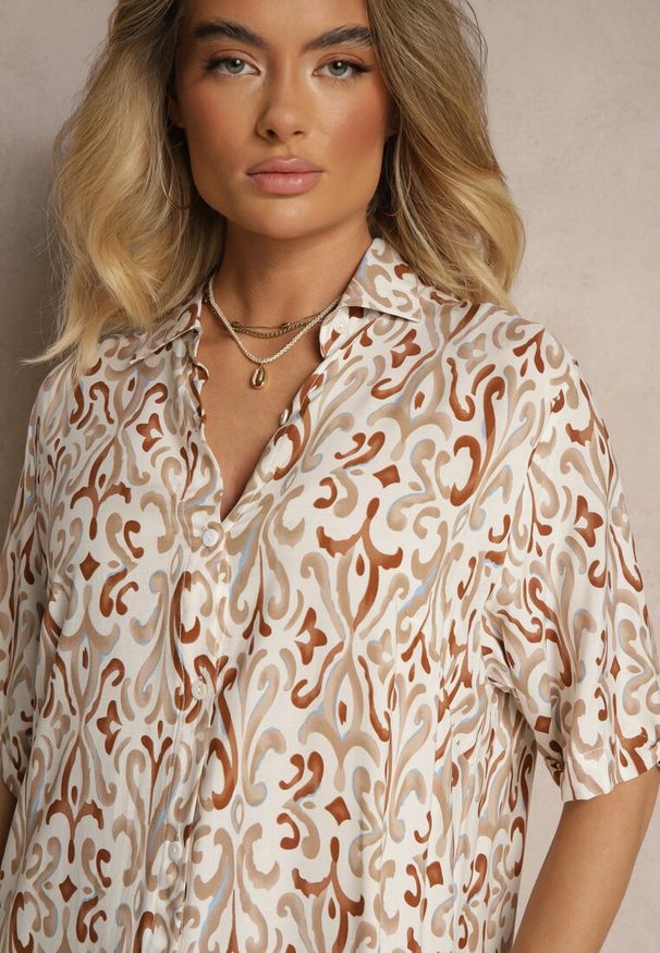 Renee - Ciemnobeżowa Wiskozowa Sukienka o Pudełkowym Fasonie w Ornamentalny Print Ridinna. Okazja: na co dzień, na imprezę. Typ kołnierza: dekolt w serek. Kolor: beżowy. Materiał: wiskoza. Długość rękawa: krótki rękaw. Wzór: nadruk. Sezon: lato. Styl: klasyczny, elegancki, casual
