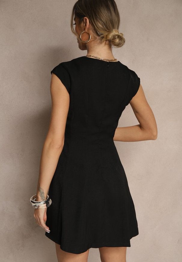 Renee - Czarna Taliowana Sukienka z Rozkloszowanym Dołem Elliara. Okazja: na co dzień. Kolor: czarny. Styl: elegancki, casual, klasyczny