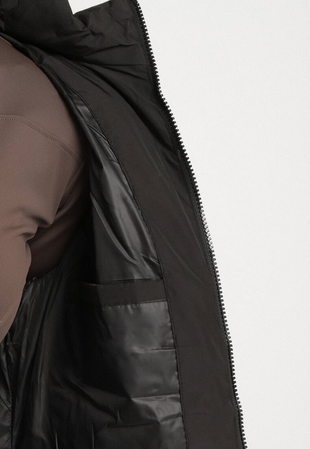 Born2be - Czarna Kurtka Przejściowa z Kapturem i Ozdobnym Pikowaniem Cilvessa. Okazja: na spacer, na co dzień. Typ kołnierza: kaptur. Kolor: czarny. Materiał: poliester, jeans. Styl: elegancki, casual, klasyczny