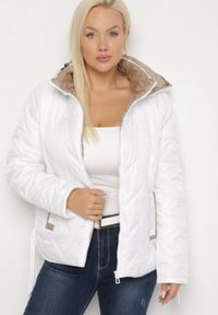 Born2be - Biała Pikowana Kurtka z Odpinanym Kapturem Falenea. Okazja: na co dzień. Kolor: biały. Materiał: jeans. Styl: casual #7