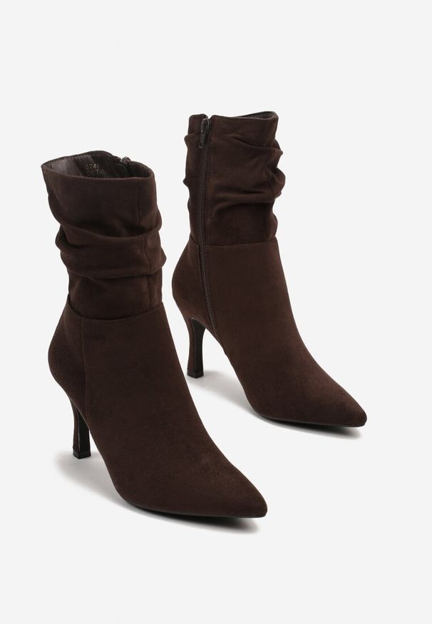 Renee - Brązowe Marszczone Botki Vices z Ekozamszu na Niskim Obcasie Typu Szpilka Savalith. Okazja: na co dzień. Kolor: brązowy. Materiał: jeans. Obcas: na obcasie. Styl: elegancki, casual. Wysokość obcasa: niski