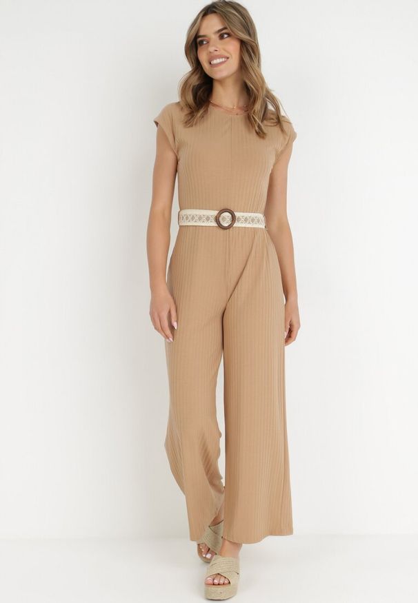 Born2be - Beżowy Kombinezon z Paskiem Thalaera. Kolor: beżowy. Materiał: dzianina, prążkowany. Długość rękawa: krótki rękaw. Długość: krótkie. Wzór: jednolity. Sezon: lato. Styl: boho