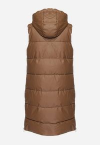 Born2be - Brązowa Pikowana Kamizelka z Kapturem i Obustronnym Suwakiem Trilasa. Typ kołnierza: kaptur. Kolor: brązowy. Styl: elegancki #6