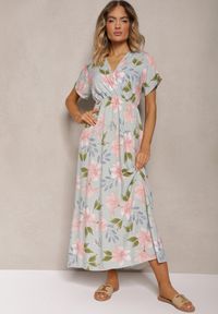 Renee - Jasnozielona Taliowana Sukienka w Kwiaty z Dodatkiem Bawełny z Kopertowym Dekoltem Navianes. Kolor: zielony. Materiał: bawełna. Wzór: kwiaty. Sezon: lato. Typ sukienki: kopertowe