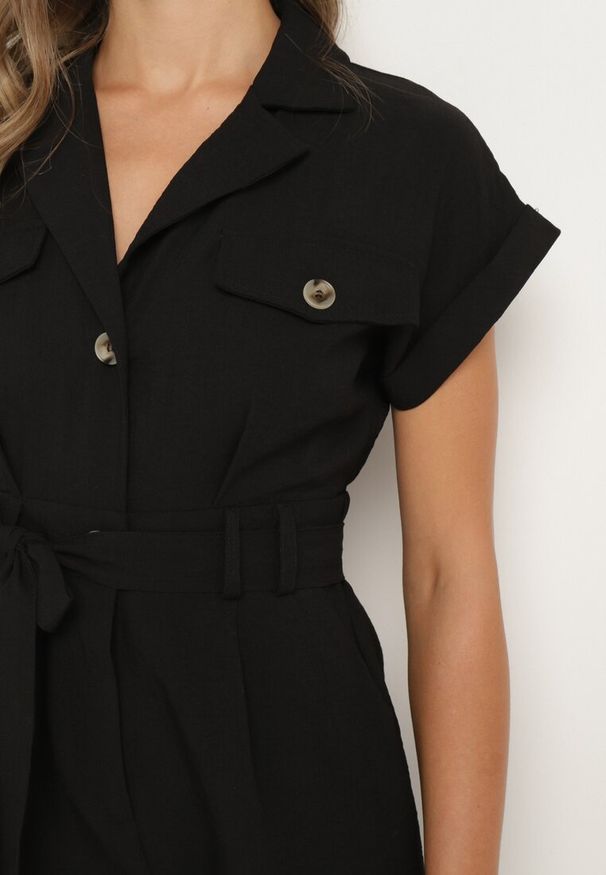 Born2be - Czarny Kombinezon z Krótkim Rękawem i Szerokimi Nogawkami z Materiałowym Paskiem Floeria. Okazja: na co dzień. Kolor: czarny. Materiał: materiał. Długość rękawa: krótki rękaw. Długość: krótkie. Styl: casual, elegancki, wizytowy