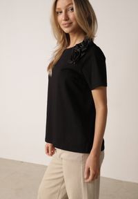 Born2be - Czarny Klasyczny T-shirt z Bawełny Zdobiony Aplikacją 3D w Kształcie Kwiatów Noebel. Okazja: na co dzień. Kolor: czarny. Materiał: bawełna. Wzór: kwiaty, aplikacja. Styl: klasyczny #2