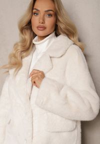 Renee - Biały Płaszcz z Futra z Zapięciem na Guziki i Wsuwanymi Kieszeniami Paritha. Okazja: na imprezę, na co dzień. Kolor: biały. Materiał: futro. Długość rękawa: długi rękaw. Długość: długie. Styl: elegancki, casual, klasyczny #2