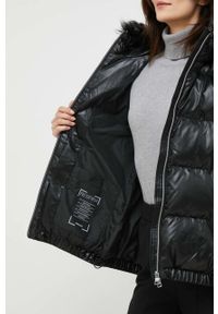 Geox kurtka damska kolor czarny zimowa. Okazja: na co dzień. Kolor: czarny. Materiał: futro, materiał, włókno. Sezon: zima. Styl: casual #6