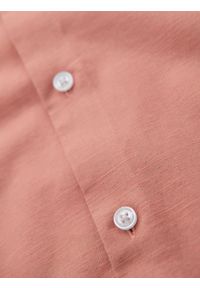 Ombre Clothing - Męska koszula lniana ze stójką i kieszenią REGULAR FIT – brzoskwiniowa V1. Okazja: na co dzień. Typ kołnierza: kołnierzyk stójkowy. Kolor: pomarańczowy. Materiał: len. Długość rękawa: długi rękaw. Długość: długie. Sezon: wiosna, lato. Styl: casual #10