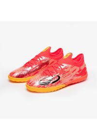 KIPSTA - Buty piłkarskie dla dzieci Kipsta CLR TF Turf sznurowane. Kolor: czerwony, różowy, wielokolorowy. Materiał: syntetyk, kauczuk. Szerokość cholewki: normalna. Sport: piłka nożna