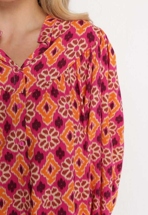 Born2be - Fuksjowo-Pomarańczowa Koszula z Wiskozy w Mozaikowy Wzór z Bufiastymi Rękawami Tlaria. Okazja: na co dzień. Kolor: różowy. Materiał: wiskoza. Styl: elegancki, casual
