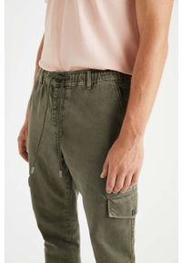 Desigual spodnie 22SMPW02 męskie kolor zielony joggery. Kolor: zielony. Materiał: tkanina #7