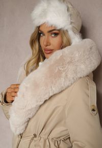 Renee - Jasnobeżowa Ocieplana Kurtka Parka z Kapturem i Ściągaczem w Pasie Semilaura. Okazja: na co dzień. Typ kołnierza: kaptur. Kolor: beżowy. Materiał: jeans, futro. Długość rękawa: długi rękaw. Długość: długie. Styl: klasyczny, casual, elegancki #3