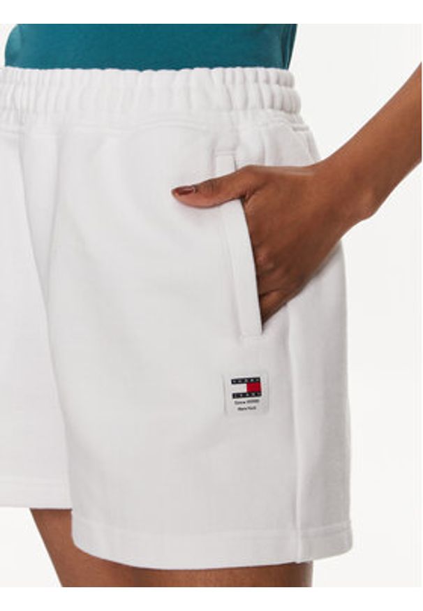 Tommy Jeans Szorty sportowe New Cls DW0DW17772 Biały Relaxed Fit. Kolor: biały. Materiał: bawełna
