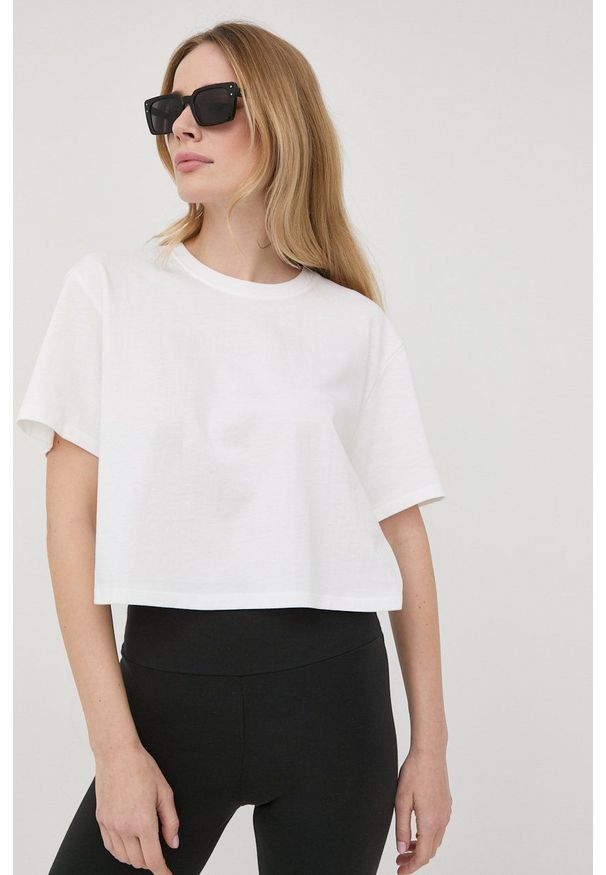 Ugg - UGG t-shirt bawełniany kolor biały. Kolor: biały. Materiał: bawełna. Długość rękawa: krótki rękaw. Długość: krótkie