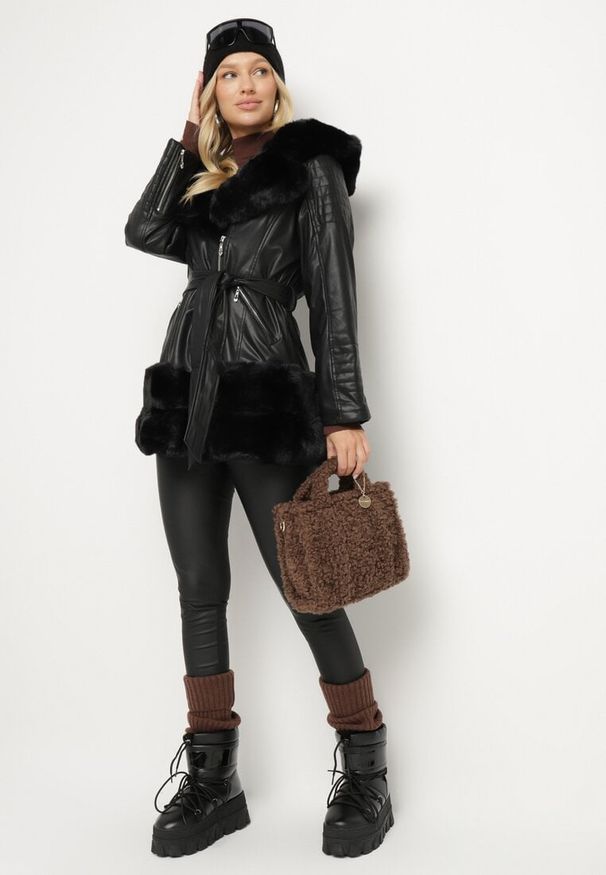 Born2be - Czarna Kurtka z Ekoskóry i Futerka z Wiązanym Paskiem Aravirta. Kolor: czarny. Materiał: futro