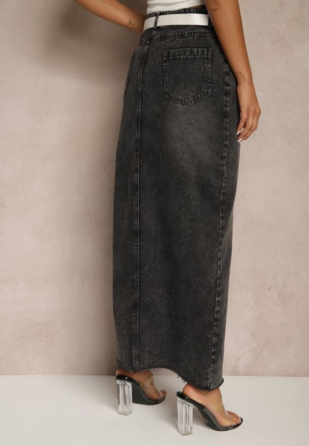 Renee - Czarna Spódnica Jeansowa o Ołówkowym Kroju Zdobiona Rozcięciem Lisovira. Stan: podwyższony. Kolor: czarny. Materiał: jeans. Wzór: aplikacja. Styl: elegancki