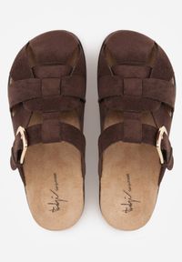Born2be - Brązowe Klapki Mule z Ozdobnymi Wycięciami i Regulowanym Paskiem z Klamerką Aene. Okazja: na co dzień. Kolor: brązowy. Materiał: jeans, len, zamsz. Wzór: haft. Sezon: lato. Styl: boho, wakacyjny, casual #2