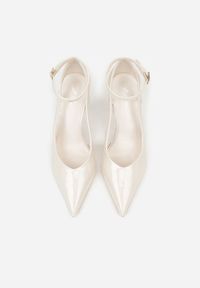 Renee - Jasnobeżowe Szpilki Lakierowane z Wycięciami Fyriana. Zapięcie: sprzączka. Kolor: beżowy. Materiał: lakier. Wzór: aplikacja. Sezon: jesień. Obcas: na szpilce. Styl: elegancki. Wysokość obcasa: średni #3