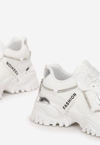Renee - Białe Sznurowane Sneakersy z Ozdobnym Paskiem i Metalicznymi Wstawkami Asterella. Okazja: na co dzień. Zapięcie: pasek. Kolor: biały. Materiał: materiał #2