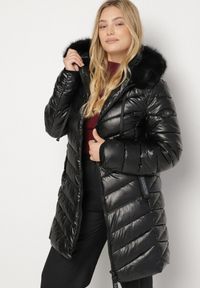 Born2be - Czarna Pikowana Kurtka z Kapturem z Futerkiem Zorria. Typ kołnierza: kaptur. Kolekcja: plus size. Kolor: czarny. Materiał: futro. Wzór: aplikacja #3