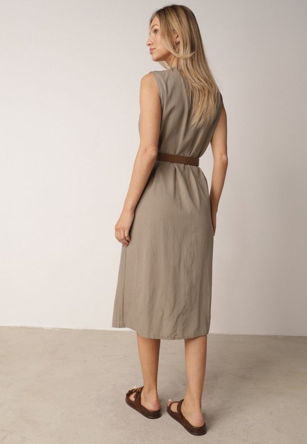 Born2be - Zielona Taliowana Sukienka z Bawełną i Wiskozą Ozdobiona Paskiem Luven. Okazja: na co dzień. Kolor: zielony. Materiał: wiskoza, bawełna. Wzór: aplikacja. Typ sukienki: proste. Styl: casual, elegancki