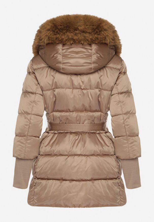 Born2be - Ciemnobeżowa Kurtka z Pikowanymi Przeszyciami Paskiem i Kapturem z Futrem Lidanessa. Okazja: na co dzień. Kolor: beżowy. Materiał: futro. Styl: casual
